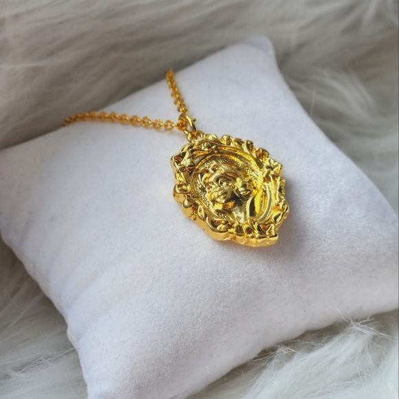 Vintage Disney Snow White In Mirror Necklace Gold Tone 1994 Avon Kids 8" Chain - Picture 1 of 4